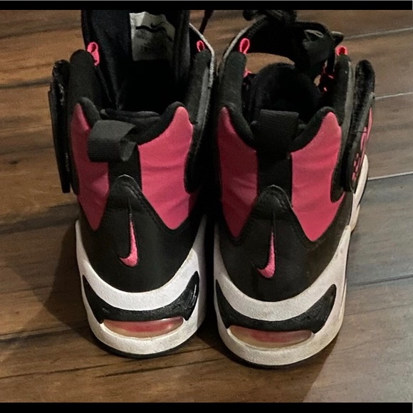 The Ken Griffey sneaker in a females size 7 still in great condition - Picture 4 of 5